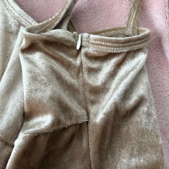 Elegant Champagne Velvet Women's Short Sleeveless Romper - Picture 5 of 8